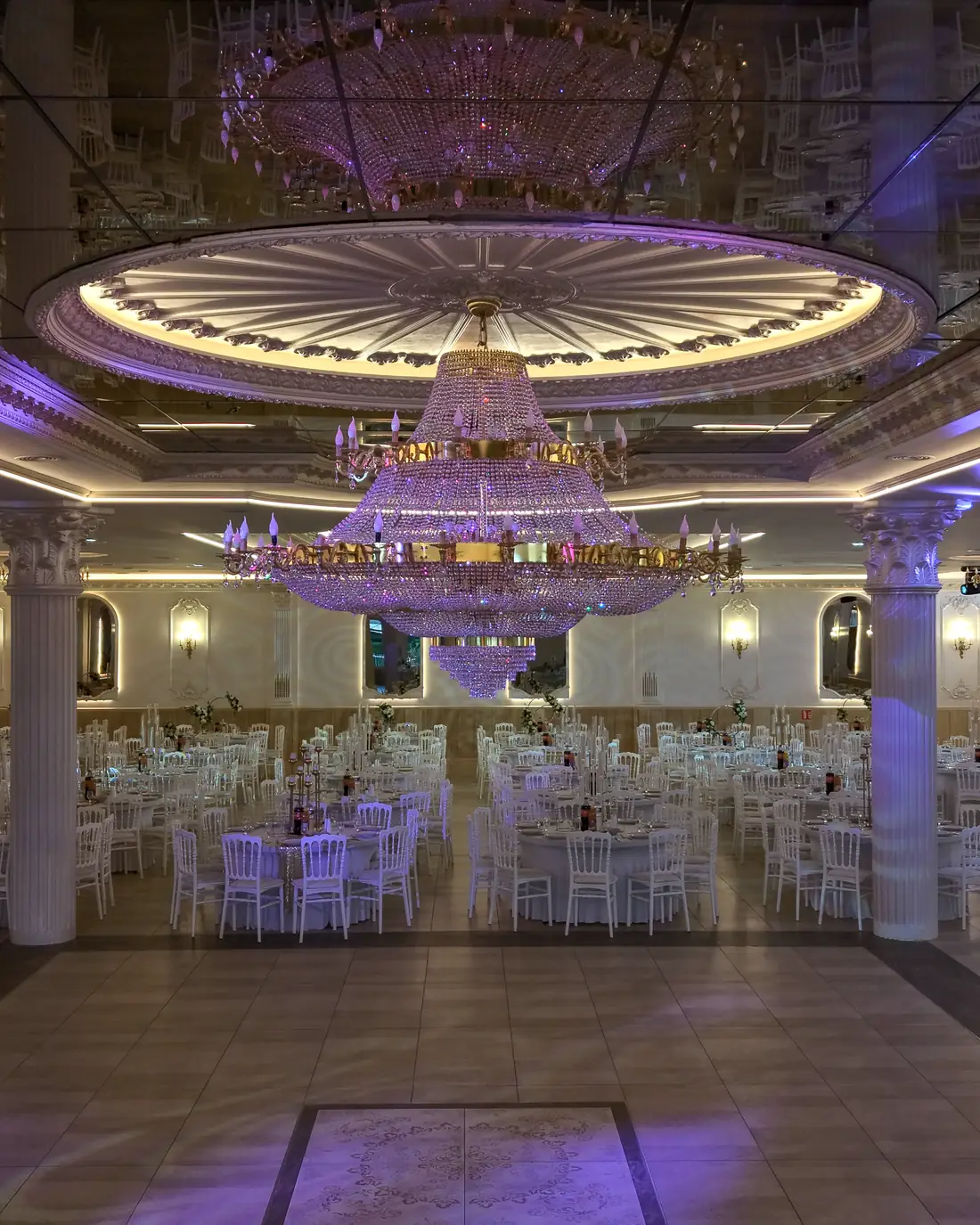 La salle vue de l'entrée, sous le lustre central